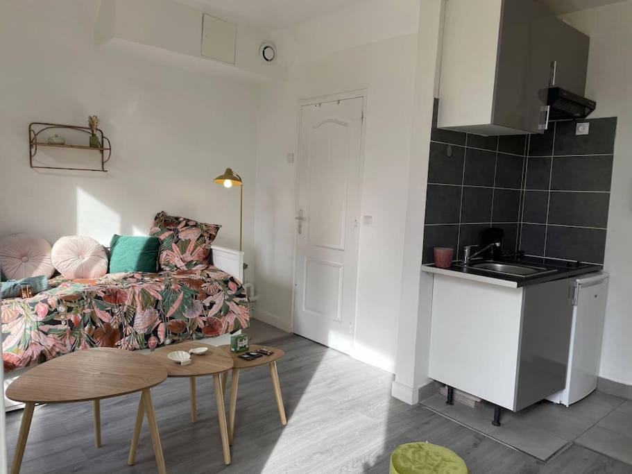 Charming Bright Sunny Studio Near Canal St Martin ปารีส ภายนอก รูปภาพ