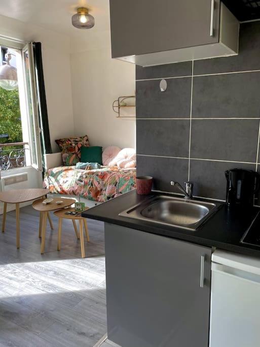Charming Bright Sunny Studio Near Canal St Martin ปารีส ภายนอก รูปภาพ